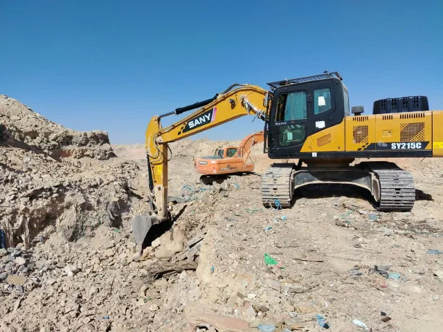 حفّار يزيل المخلفات المدفونة ضمن معالجة موقع ملوث