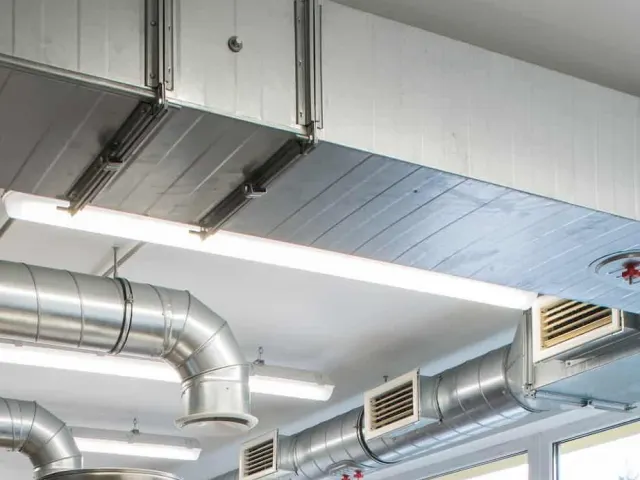 مجاري هواء معدنية (Duct system) مركّبة في سقف منشأة