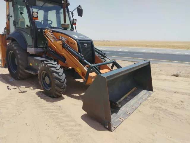 باكهو بجوار طريق سريع لمعالجة انسكاب